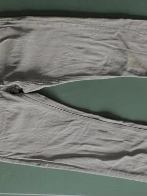 Grå tapered jeans från Jack and Jones  - Snygga grå jeans med tapered fit från Jack and Jones.  Rakare jeans med ett mjuk Material och följsamt denim. Aldrig användcz