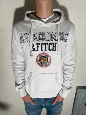 Ambrecrombie & Fitch hoodie~vintage  - Snygg vit hoodie från Abercrombie & Fitch i storlek M. Modell är 175cm. Priset går att diskuteras vid snabbaffär. Skriv vid minsta fundering.