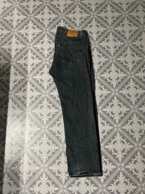 Svarta Levi's 501 straight jeans - Klassiska blå Levi's 501 jeans. Knappt använda. Storlek W34 och L 30. Perfekt till hösten och spara lite pengar i plånboken nu efter sommaren😊😊