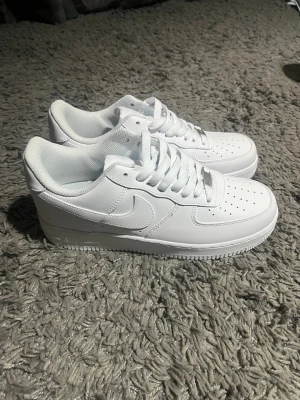 Nike air foce 1 - Hej jag vill sälja mina Nike air foce de är helt nya inte använda med de är lite smutsiga från en plats 
