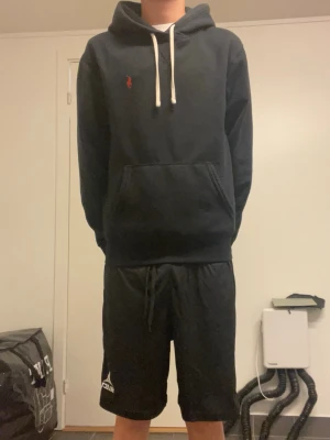 Ralph lauren hoodie  - Säljer denna skit feta svarta Ralph Lauren hoodien i stolrek XS, skick 9/10, passar dig mellan 165-173 ungefär, modellen är 173 och passar precis, perfekt för kallare sommardagar och nu när hösten börjar komma, skriv vid fler funderingar, priset är ej satt!