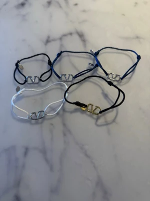 Valentino armband bracelet  - Säljer dessa fina armband från valentino pga ingen användning.  Kommer i färgerna vit, mörkblå, svart. perfekt som accessoarer. Storleken kan justeras Ny pris: 1299-1799. Mitt pris: 699 eftersom Säljer dessa styck och jag vill sälja dessa snabbt . Pris kan diskuteras vid snabbaffär