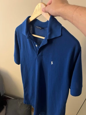 Blå pikétröja med krage - Fet Ralph Lauren pikétröja. 