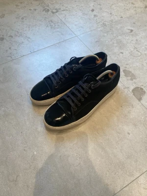 Lanvin skor  - Hej! Säljer nu dessa riktigt snygga lanvin skor. Skorna är i storlek uk 8 som motsvarar storlek:42. Skorna är i super fint skick lite små tecken på användning men är super fräscha fortfarande. Tveka inte på att höra av er vid frågor och funderingar. Kan gå ner i pris vid snabb affär, Mvh Stylespotresell 🤩🙌