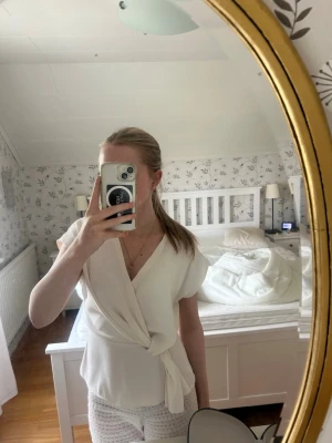 Vit blus från Zara - Säljer en blus från Zara som inte går att köpa längre!