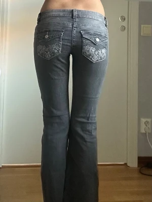 Lågmidjade jeans från Gina Tricot - Snygga jeans från Gina Tricot i storlek M (14+), använt endast fåtal gånger💕. Midjemått: ca 78 cm Innerben: ca 80 cm Ytterben: ca 98.5 cm  Skriv gärna vid frågor och priset kan alltid diskuteras💕