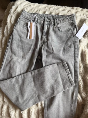 Grå raka jeans med hög midja - Snygga grå jeans med rak passform och hög midja.