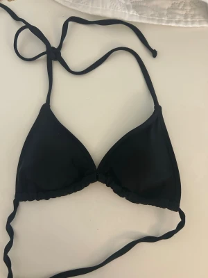 Svart bikni top - Klassisk svart trekantsbikini med smala band som knyts i nacken och runt ryggen. Den är i storlek XS men jag märkte inte att dem är Micro och jag visar också att dem är mindre än dem vanliga XS på Shein där den säljs för 89kr
