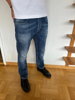 Dondup Jeans - Dondup George Jeans|Pris:699kr|Storlek:35/35|Skick:9,8/10|Hör av dig vid minsta lilla fundering eller fråga|