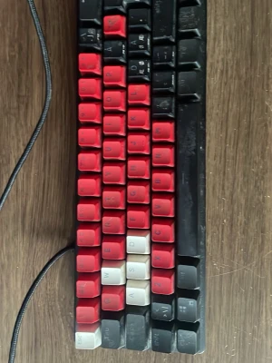 Razer Huntsman Mini tangentbord - Säljer ett Razer Huntsman Mini mekaniskt tangentbord med RGB-belysning. Tangenterna är i svart, rött och vitt och tangentbordet har kompakt design med USB-kabel. Perfekt för gaming och skrivbord med begränsat utrymme.