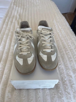 Maison Margiela GATs - Säljer dessa GATSen i den klassiska CW:n! Skorna är generellt sett i fint skick bortsett från att hälen på insidan av skon är skadad, något som en skomakare fixar enkelt.  Allt som är på bilderna ingår vid köp.  Skick; 7/10 Size; 42  Priset är inte hugget i sten så kom med bud om priset inte passar 🙌🏼  Hör av er vid frågor och funderingar 🙂