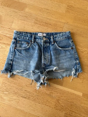 Blå jeansshorts från Zara  - Säljer dessa blå jeansshortsen från Zara med slitna detaljer. Knappt använda då de är för små 💕💕