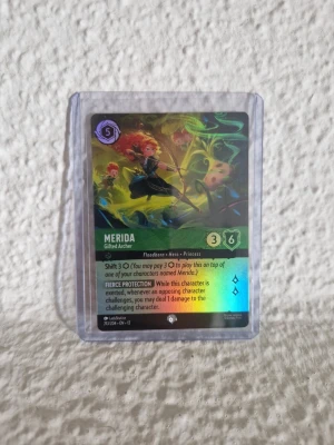 Disney Lorcana Merida (epic) - Säljer ett Disney Lorcana samlarkort med Merida, Gifted Archer. Kortet har en färgstark design med gröna och gula toner, och är inplastat i ett genomskinligt plastfodral. Perfekt för dig som gillar samlarkortspel och Disney-karaktärer.
