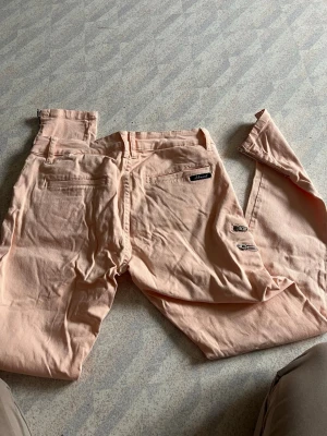 Jeans  - Jeans storlek 30 står de kan passa L eller M skulle jag tro 
