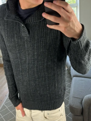 Stickad Calvin Klein Hoodie med pälsfodrad luva - Super snygg och trendig hoodie med Pälsfodrad luva! Mått: A:54 B:50 C:42 D:65 (cm) Skriv vid fundering 😇🙌