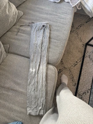 Grå mjukisbyxor  - Perfekta för chill dagar hemma eller när du vill vara bekväm🌸