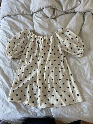 Prickig klänning - En favorit som tyvärr inte används mer, prickig klänning från H&M i storlek XS 🤍