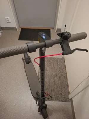 Xiaomi electric scooter 4 lite - Säljer xiaomi electric scooter i svart färg med digital display på styret och handbroms. Scootern har gråa handtag, röda detaljer på bromskabeln och robusta hjul. Perfekt för att ta sig runt i stan på ett smidigt och miljövänligt sätt. Den åker 20km och jag har köpt 2 nya däck för 500kr för 3 veckor sedan. Om man vill kan man testa det och köpa från mig i Stockholm, (kopparbacken)