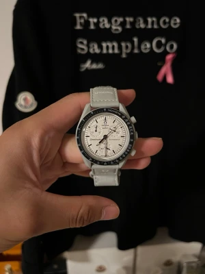 Swatch x Omega Moonswatch Grey/White - Säljer en Swatch x omega Klocka, lätt använd, OBS en 1:1, kommer med låda 