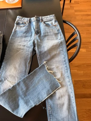 Stradivarius jeans 💙 | strl 34  - Superfina jeans från Stradivarius 💙 Storlek 34. Endast använda ca 2 gånger och är därför i väldigt fint skick! Säljer då de inte kommer till användning längre. 💌 Pris kan diskuteras, kom gärna med bud!