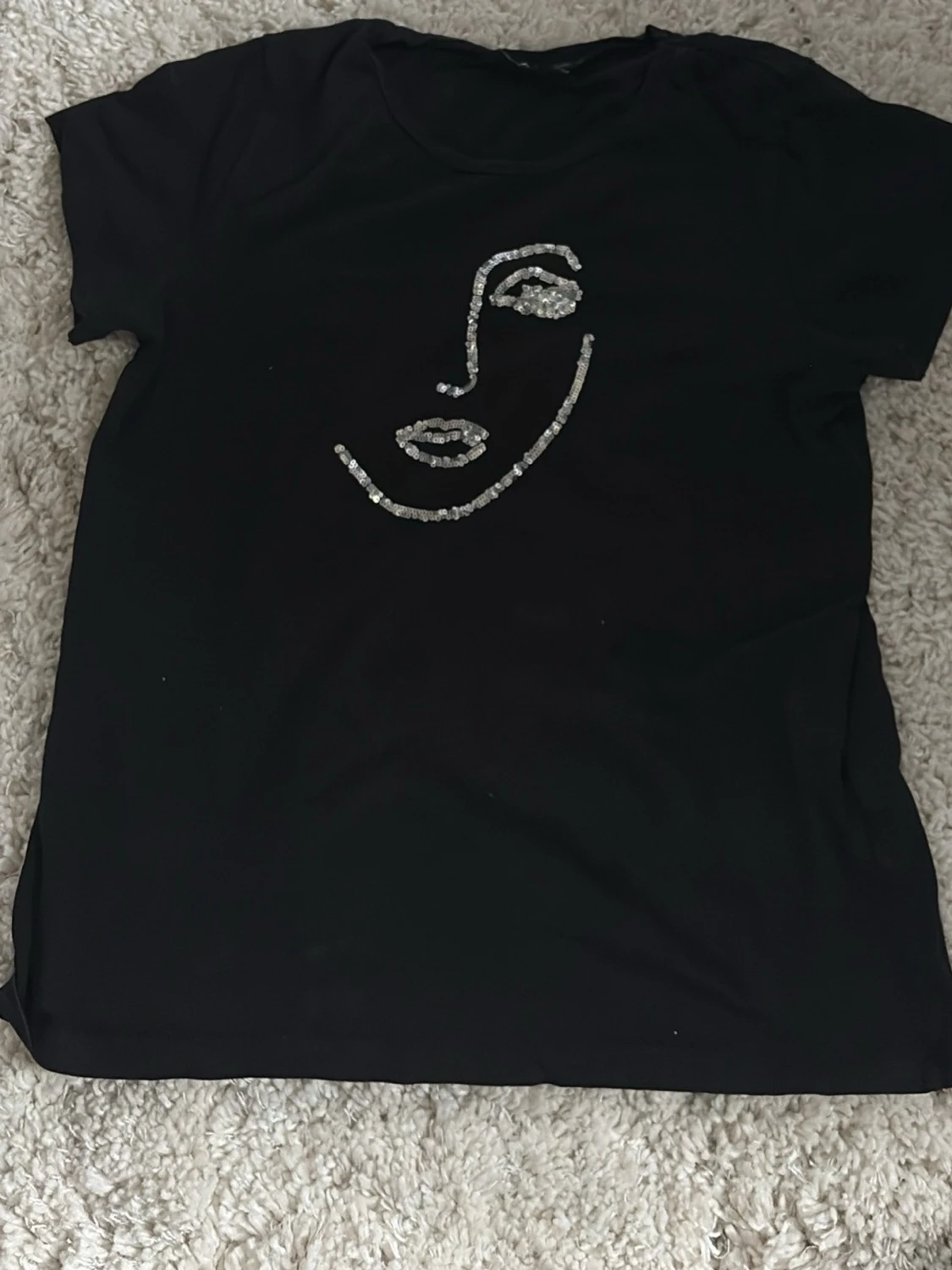 Svart t-shirt med ansiktsmotiv