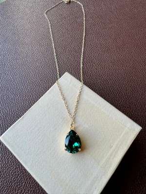 Swarovski halsband  - Super vacker halsband med Swarovski Emerald green Swarovski kristall i strlk 16mm och guldpläterad kedja 50cm