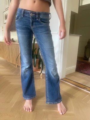 Blå jeans med spetsdetaljer Gina Tricot - Snygga blå jeans från Gina Tricot med dekorativa spets- och paljettbroderier på bakfickorna. Jeansen har kontrastsömmar och klassisk femficksmodell. Perfekta för dig som vill ha något extra till din outfit.💕⭐️