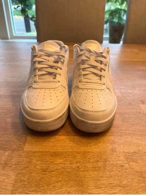 Beige sneakers från Puma - Använda fåtal gånger. Snygga beige sneakers från Puma med klassisk låg siluett. Skorna har perforerad tå, matchande snörning och diskret Puma-logga på sidan. Tillverkade i ett tåligt material med bekväm innersula och gummisula för bra grepp. 