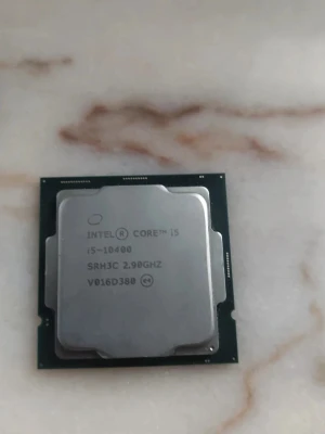 Intel Core i5-10400 processor - Säljer en Intel Core i5-10400 processor med 2.90GHz klockfrekvens. Klassisk fyrkantig form med metallisk ovansida och grönt kretskort. Perfekt för dig som vill uppgradera din stationära dator med en kraftfull CPU.