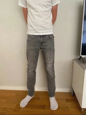 Replay wallys - Jag säljer ett par gråa slim fit jeans från Replay. Jag säljer dom pga att jag har växt hur dom, men dom är fint skick 9/10🌟Den ända defekten är på högra fickan där en tråd har gott sönder vilket man ser på den fjärde bilden. Det är bara att höra av er vid frågor eller funderingar👍
