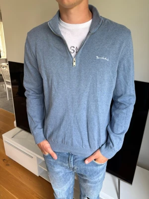 Blå halvzip tröja från Bondelid - Hej 👋 tröjan är i princip helt ny nästan aldrig använd utan defekter. Nypris 699 kr mitt pris 149 kr frakt alltid inom 24 H‼️