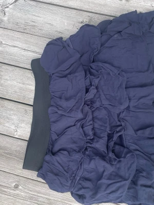 Mörkblå volangkjol från Zara - Supersnygg mörkblå kjol från Zara. Storlek XS och knappast använd. Skriv om ni har frågor!