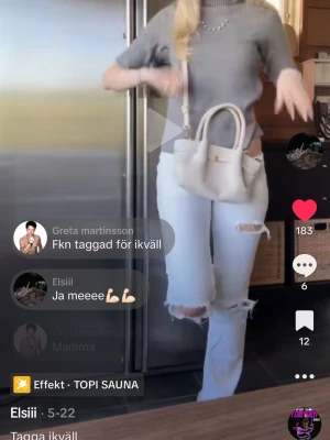 Vita slitna jeans låg midja  - Säljer ett par vita jeans med raka ben och slitningar vid knäna och låren. Jeansen har hög midja och trendig, avslappnad passform. Perfekta för dig som vill ha en cool och modern look. Materialet är denim i bomull.