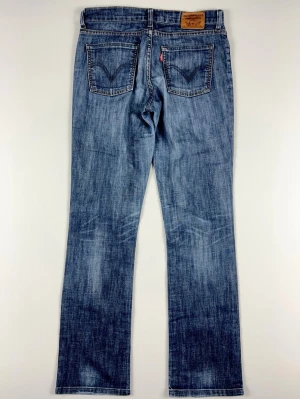 Levi's 528 straight jeans W30 L32 blå - Klassiska marinblå Levi's 528 jeans med fades.  Färg: Marinblå Passform: Straight Storlek: W30 L32 Skick: B Grade Unisex passar både tjejer & killar.  Mått [platt] (±1 cm): A: 37 cm B: 101,5 cm C: 26 cm D: 19 cm Tveka inte att höra av dig vid frågor eller funderingar.  Skickas snabbt!