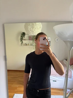 Mörkblå finstickad t-shirt  - Säljer en snygg mörkblå t-shirt med lite längre ärm. Jätteskönt material, finare än en vanlig t-shirt och passar till mycket!😇