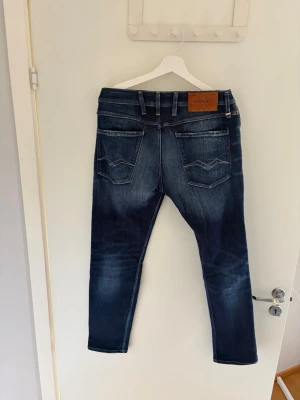 Replay jeans  - Säljer ett par mörkblå Replay jeans!                 Storlek W31 L 30. Använda fåtal gånger så skulle säga att dom är i nyskick! Pris kan diskuteras
