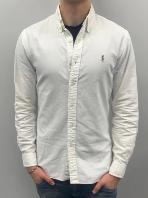 Ralph Lauren skjorta | Slimfit - Fint skick utan defekter | storlek M Slimfit | modellen är 185 cm och väger ca 75 kg.