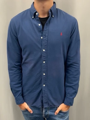 Ralph Lauren Skjorta | Slimfit - Skick: Mycket bra  Färg: Marinblå  Storlek: M  Nypris: 1600SEK  Passform: Modellen är 185 cm och väger ca 75 kg och den sitter bra  Fraktar oftast samma eller nästa dag 📦
