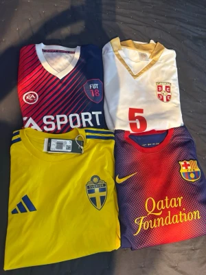 Fyra fotbollströjor Bundle - M Stroud 24 aldrig använd , M Messi 10 mycket bra skick, L Vidic 5 mycket bra skick och sällsynt Fut 18 tröja i M bra skick. Går att köpa separat 