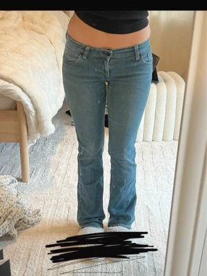 Super lågmidjade raka jeans  - Fina super lågmidjade raka jeans från Tiger of Sweden. Strl lappen är borta med dom passar mig som brukar ha strl 36. Dom är färg slitna längts ner och mellan låren men den är inga hål eller några början på hål mellan låren.