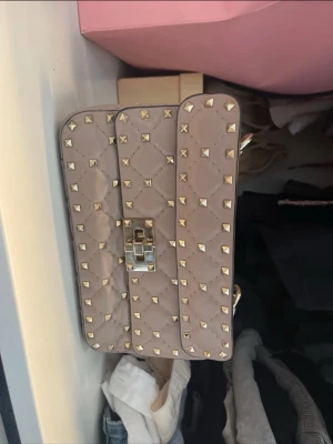 Valentino Garavani rockstud leather handbag - Säljer min valentino väska! I jätte gott skick knappt använd! Begagnad köpt på Vestiaire Collective i mars!  Den är så gott som ny! Dustbag medföljer och har foto på äkthetsbevis!  Bara att höra av sig för frågor eller fler bilder☺️😚 
