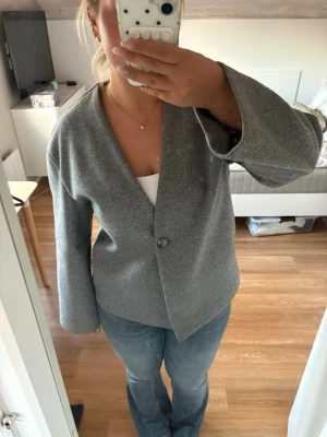 Grå oversized kavaj med knapp - Stilren grå kavaj i oversized modell med en knapp framtill och djup V-ringning. Perfekt nu till hösten. Från bikbok i storlek S❤️ Skriv vid frågor!