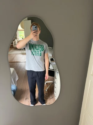 Abercrombie&Fitch T-shirt, storlek L - Abercrombie&Fitch tröja säljes pga storlek, står som XL men skulle säga L. Superfint skick. Hör av er vid frågor eller funderingar!🙌 använd gärna Instabox som leveransmetod📬