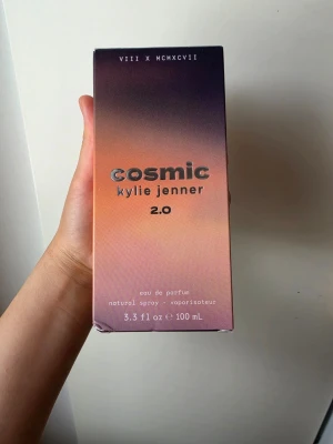Cosmic Kylie Jenner 2.0 EdP 100 ml - En söt och varm doft med saftigt päron, mjuk orkidé och lavendel, som får en härlig djuphet av amber och sandelträ. Den känns mysig, krämig och lite pudrig perfekt för höstens kyligare dagar och kvällar. 🤎 parfymen är oanvänd. Den köptes för ca 945kr
