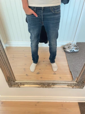 Slim Jeans från jack&jones - Slimfit jeans från jack&jones i modellen slim straight/Tim. Snygga fades och sitter snyggt. Har tyvärr ett hål i fickan som knappt går att använda som drar ner priset stort. Modellen på bilden är 183cm, storlek 29/32. Hör av er vid funderingar!