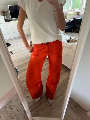 Arc'teryx Sentinel pant - Arc'teryx Sentinel pant. Skalbyxor i en skarp orange färg med praktiska fickor och bälte. De är vattentäta, vattenavvisande och ventilerande. I storlek XS  Just denna färg finns inte att köpa nya i butik längre. 