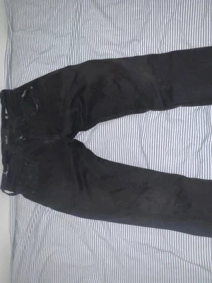 Replay Jeans svarta - Replay anbass jeans svarta. Storlek W28 L34. Riktigt sköna och hyperflex. Dem kommer passa om du har W30 också. Jag har de på andra jeans men dehär 28. Postar snabbt antingen samma dag eller dagen efter. 