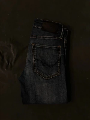 Jack&Jones jeans Glenn  - Jack&Jones jeans i storlek 27L 32W slim fit i passformen.