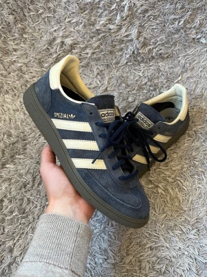 Adidas Handball Spezial - Säljes LIVE den 6/9 18:00! | Säljer dessa sköna Spezials! | Fint skick på skorna förekommer något tecken på användning som kan ses på bilderna! | Storlek 42 2/3. | Ställ gärna frågor innan du köper!