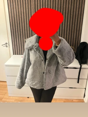 Grå teddyjacka 🤍 Mysig & stilren - Superfin grå teddyjacka i jättefint skick 🤍 Den är mjuk, varm och perfekt till hösten och vintern. Enkel modell som passar till nästan allt och är lätt att styla både till vardags och lite finare. Använd sparsamt och inga synliga skador. Säljer eftersom den inte kommer till användning längre.
